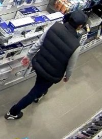 mężczyzna podejrzewany o kradzież- zdjęcie z tyłu