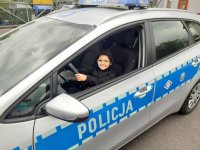 dziecko za kierownicą pojazdu policji