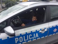 dziecko za kierownicą pojazdu policji