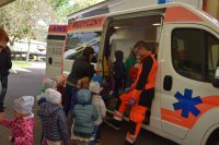 dzieci rozmawiają z funkcjonariuszami i sprawdzają pojazdy ratownicze