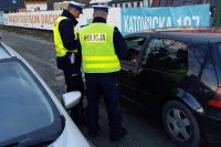 policjanci kontrolują samochód