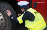 Policjant sprawdza stan techniczny pojazdu