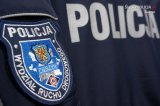 naszywka na rękawie policyjnej kurtki w kształcie herbu z napisem Policja Wydział Ruchu Drogowego