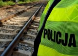 policjant przy torach kolejowych