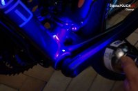 policjant świeci światłem UV na zębatkę rowera