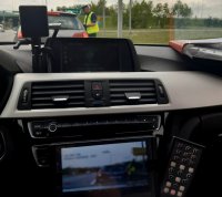 policjant kontroluje samochód, widok z wnętrza radiowozu