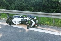 miejsce wypadku-uszkodzony motocykl leży na jezdni