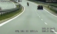 motocykl na jezdni, wokół zdjęcia cyfry z policyjnego wideorejestratora