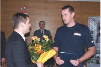 policjant otrzymuje kwiaty