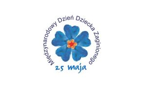 grafika- niebieska koniczyna i napis Międzynarodowy Dzień Dziecka Zaginionego