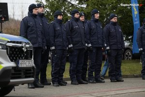 zdjęcie-dzień, plac, policjanci posterunku ustawieni w szeregu
