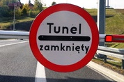 znak zakaz wjazdu tunel zamknięty