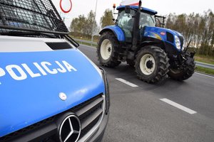 zdjęcie-dzień, droga, samochód policji oraz traktor