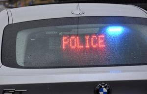 zdjęcie-napis policja z tyłu pojazdu nieoznakowanego policji