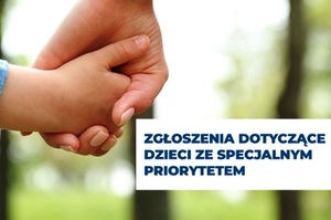 zdjęcie-plakat, widoczne dwie trzymające się dłonie-osoby dorosłej i dziecka