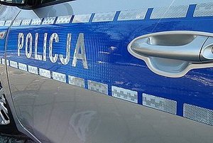 napis policja na drzwiach samochodu